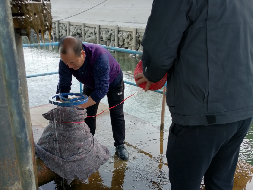 万众一心战寒潮 全力以赴保民生——市城发集团(城投公司)做好低温雨雪冰冻灾害防范应对工作