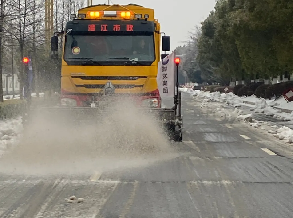 破冰除雪保畅通 潜江城发在行动