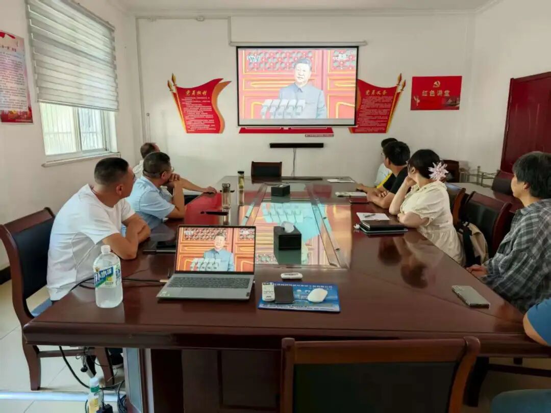 荆汉公司机关观看九三阅兵图片.jpg